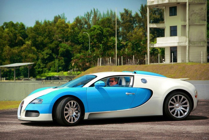 Để đảm bảo độ ổn định khi chạy với tốc độ cao Bugatti Veyron còn được trang bị bộ lốp cực độc của riêng Bugatti và bộ lốp này cũng chỉ tháo rời được ở Pháp. mỗi chiếc lốp có giá lên tới 17.000 USD.